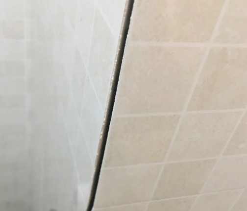 新龙瓷砖空鼓维修公司分享阳台瓷砖脱落的修复过程可以分为以下几个步骤