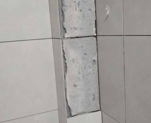 新龙瓷砖空鼓维修公司分享下瓷砖施工前基层浇水润湿程度不足，可能导致以下问题