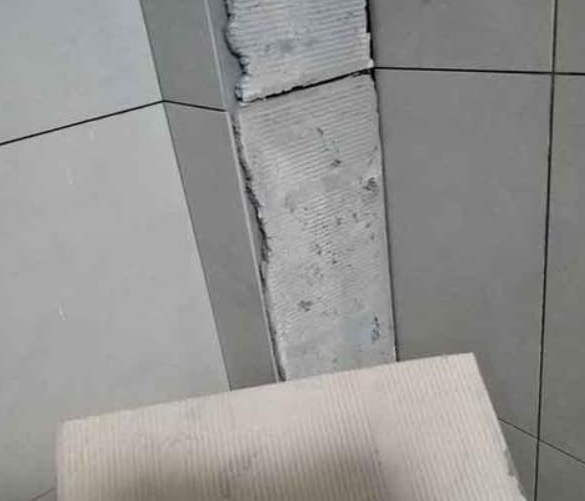 新龙瓷砖空鼓维修公司分享下厨房瓷砖脱落的补救措施。